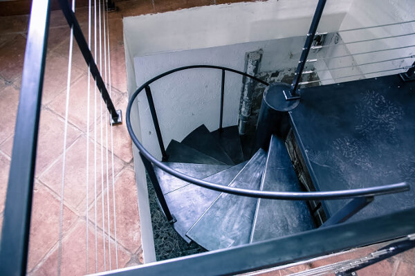 Escalier intérieur colimaçon en fer forgé sur mesure