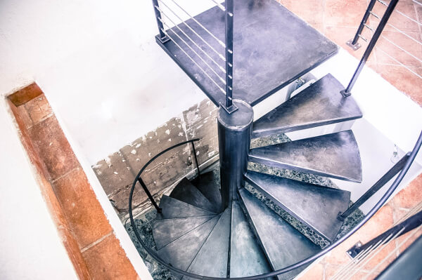 Escalier intérieur colimaçon en fer forgé sur mesure